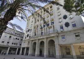 Un guardia civil y dos policías nacionales, condenados a siete años de cárcel por introducir en Sevilla 367 kilos de cocaína oculto en piñas