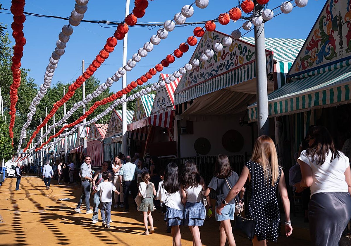 Gran ambiente este viernes previo a la noche del pescaíto y del alumbrado en la Feria 2024