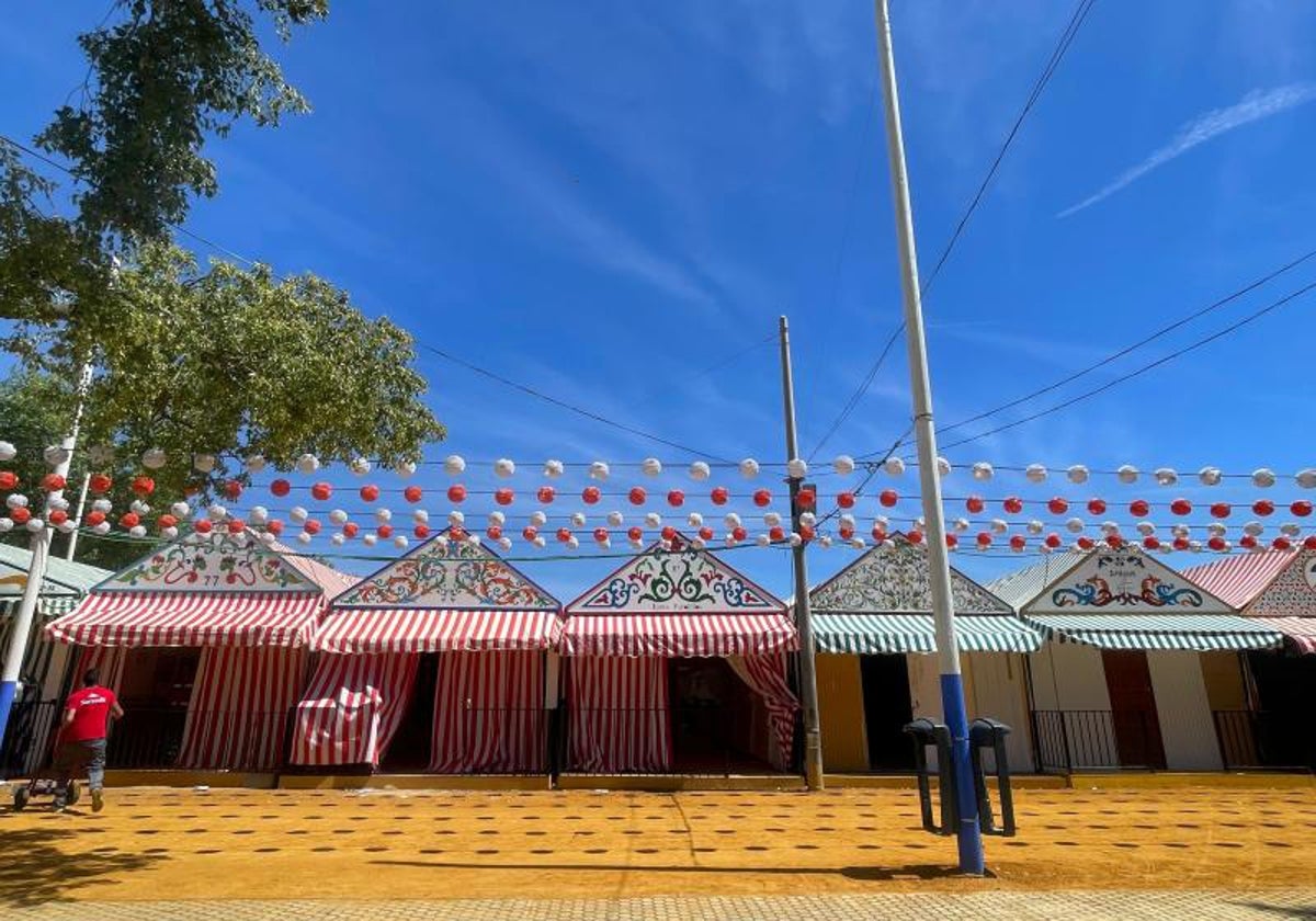 Las cinco casetas que ocupan este año la parcela en la que estaba ubicada la del PSOE