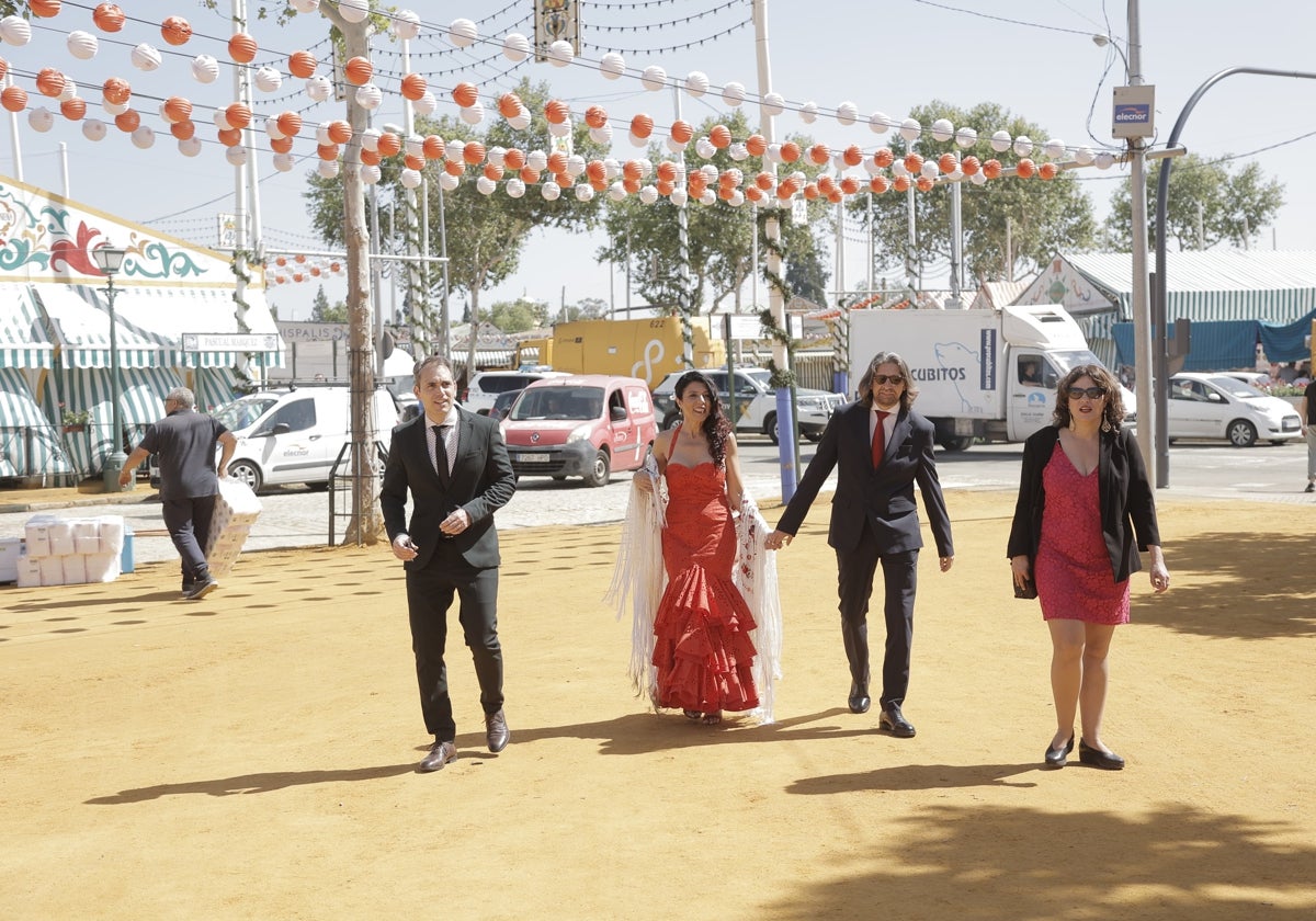 Los novios, Francisco Sierra y Daniela Inés Monje, a su llegada a la caseta 'La Pecera' en la calle Pascual Márquez