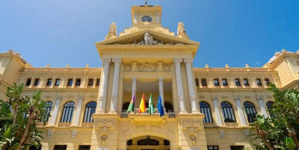 Los Ayuntamientos de Málaga y Sevilla lograrán el mayor superávit de España en 2024