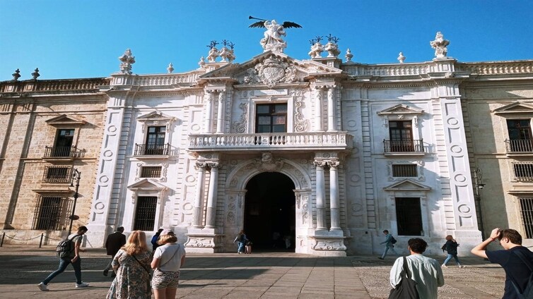 La Universidad de Sevilla prohíbe al profesor acusado de «invitar» a tomar «drogas duras» el «acceso» a edificios donde dé clases