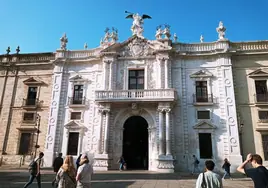 La Universidad de Sevilla prohíbe al profesor acusado de «invitar» a tomar «drogas duras» el «acceso» a edificios donde dé clases