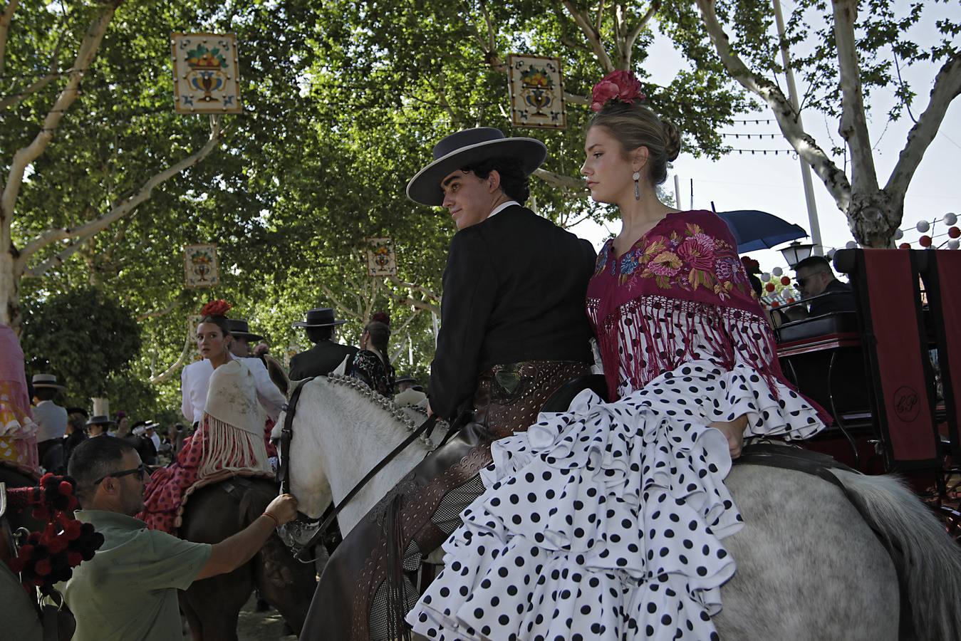 Ambiente durante el lunes en la Feria de Sevilla de 2024