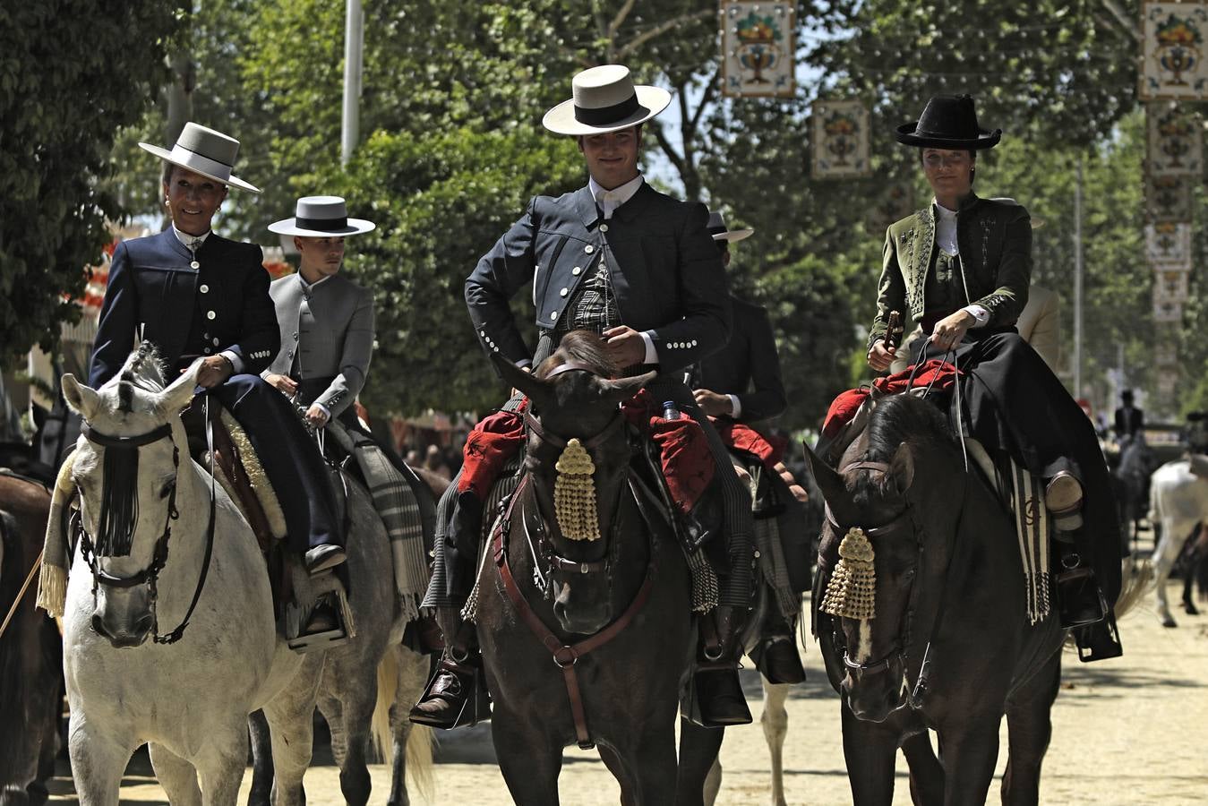 Ambiente durante el lunes en la Feria de Sevilla de 2024
