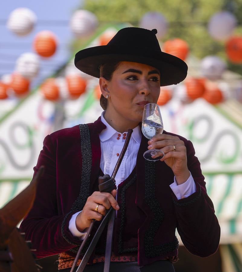 Ambiente durante el lunes en la Feria de Sevilla de 2024