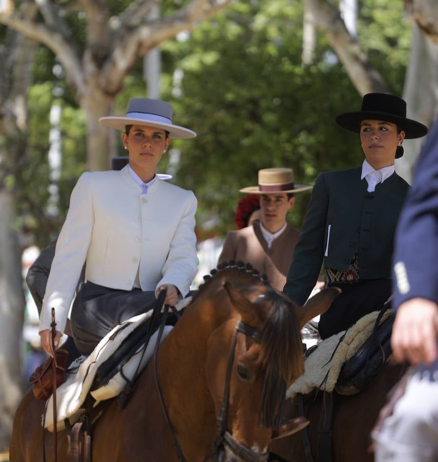 Ambiente durante el lunes en la Feria de Sevilla de 2024