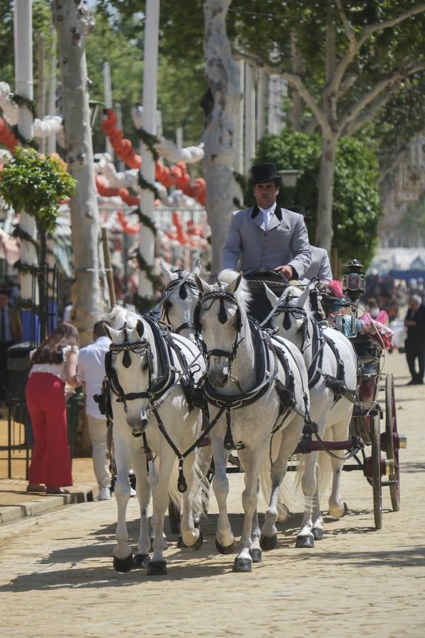 Ambiente durante el lunes en la Feria de Sevilla de 2024