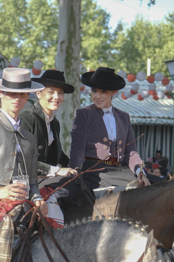Ambiente durante el lunes en la Feria de Sevilla de 2024