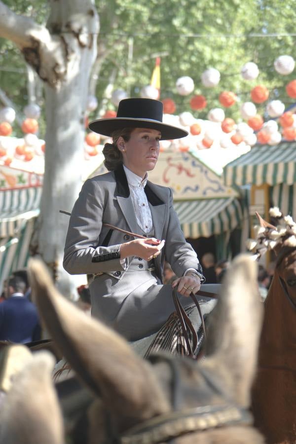 Ambiente durante el lunes en la Feria de Sevilla de 2024