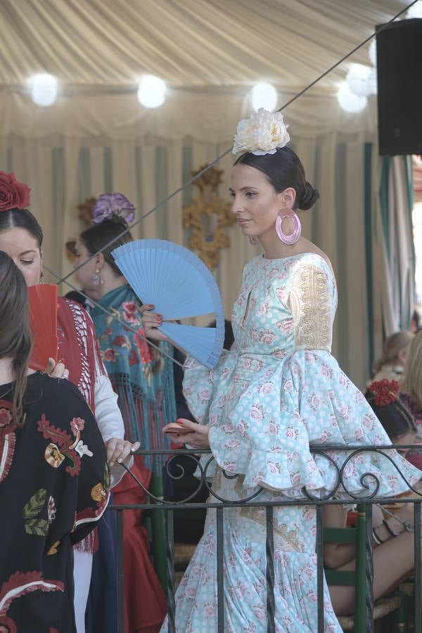 Ambiente durante el lunes en la Feria de Sevilla de 2024