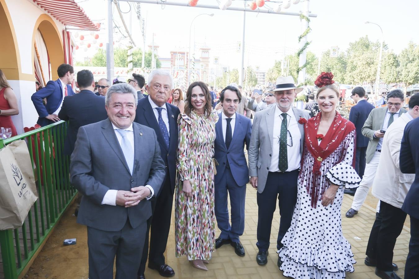 Ambiente durante el lunes en la Feria de Sevilla de 2024