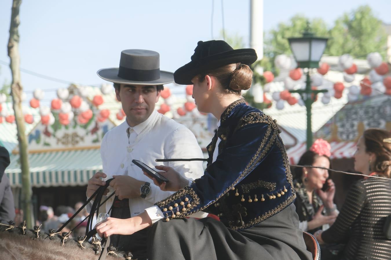 Ambiente durante el lunes en la Feria de Sevilla de 2024