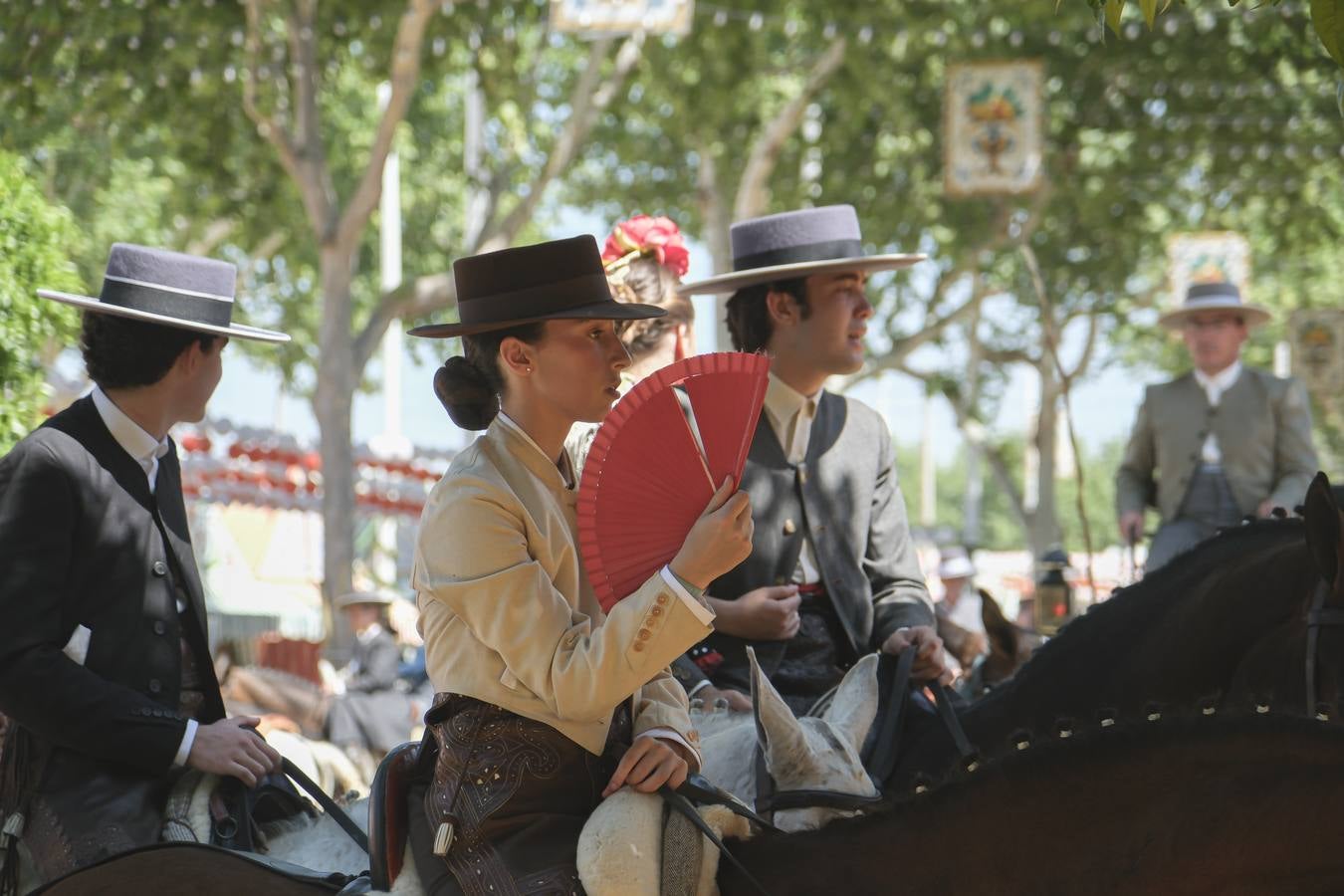 Ambiente durante el lunes en la Feria de Sevilla de 2024