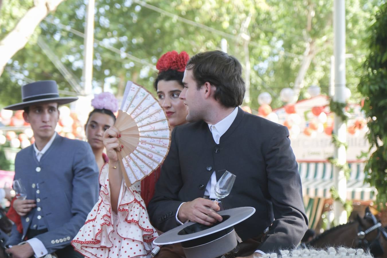 Ambiente durante el lunes en la Feria de Sevilla de 2024