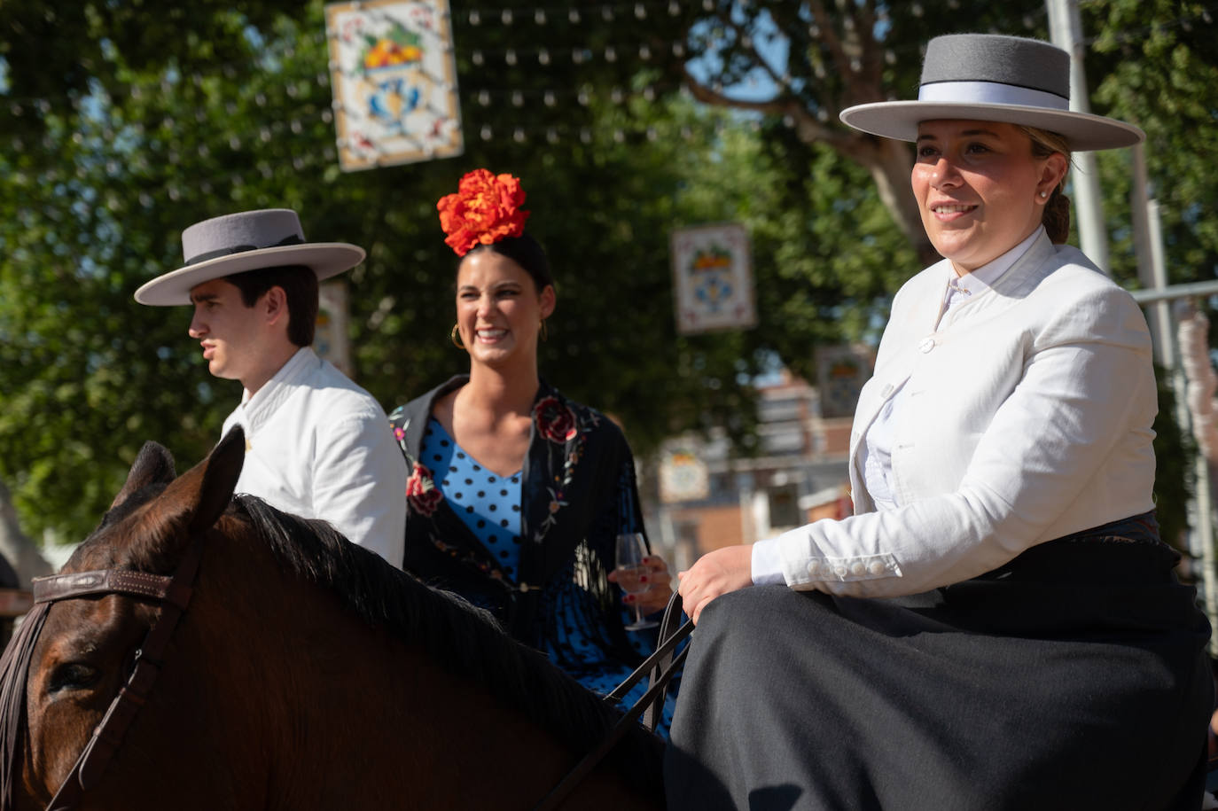 Ambiente durante el lunes en la Feria de Sevilla de 2024