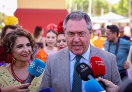 l secretario general del PSOE de Andalucía, Juan Espadas, en una atención a medios en la Feria de Sevilla