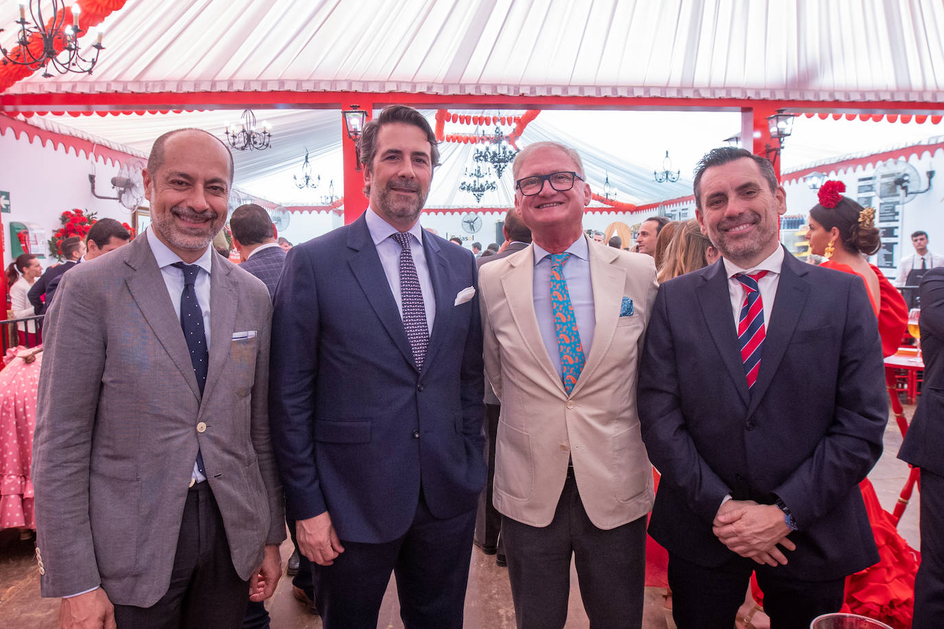 Lunes de recepciones en las casetas de la Feria de Abril de Sevilla, en  imágenes
