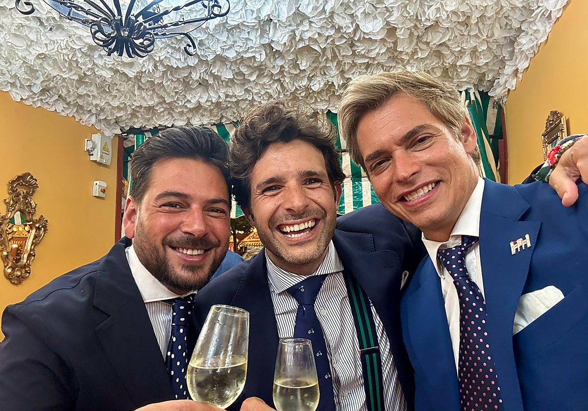 Carlos Baute con periodistas sevillanos en una caseta de la Feria de Abril de Sevilla