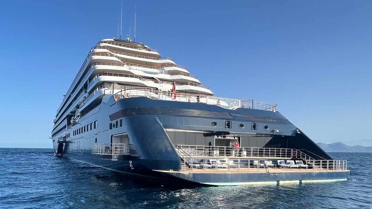 La lujosa cadena de hoteles Ritz Carlton se apunta a la Feria de Abril con su buque Evrima, que llegará este miércoles