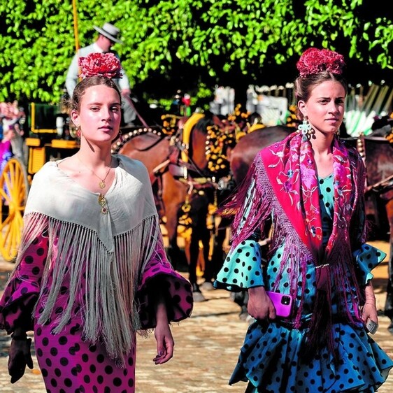 Dos jóvenes flamencas luciendo traje de gitana en el Real