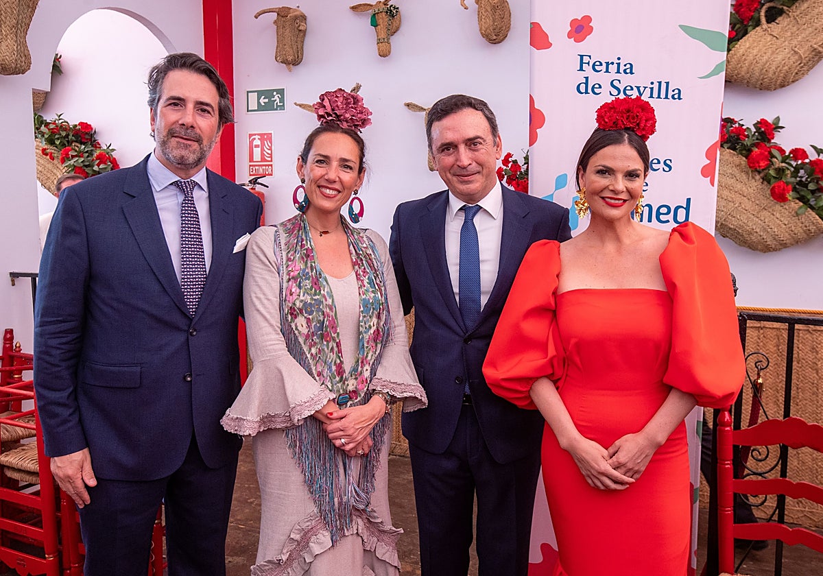 Lunes de recepciones en las casetas de la Feria de Abril de Sevilla, en  imágenes