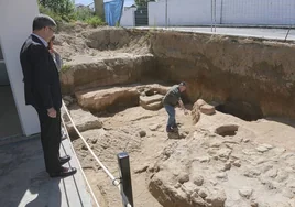 El alcalde observa las indicaciones del arqueólogo en el yacimiento de Valencina