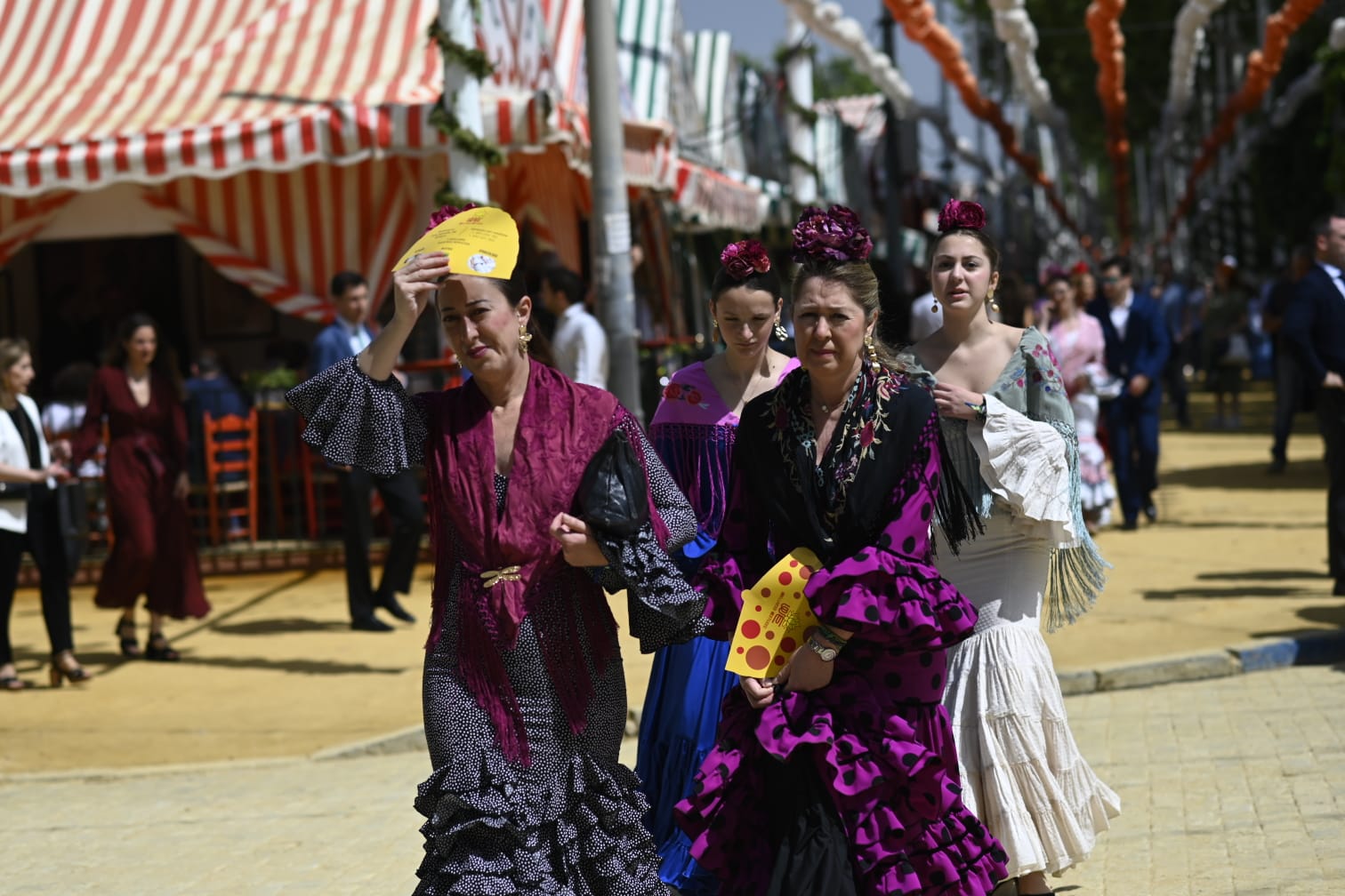 Gran ambiente en las calles del real este jueves de Feria 