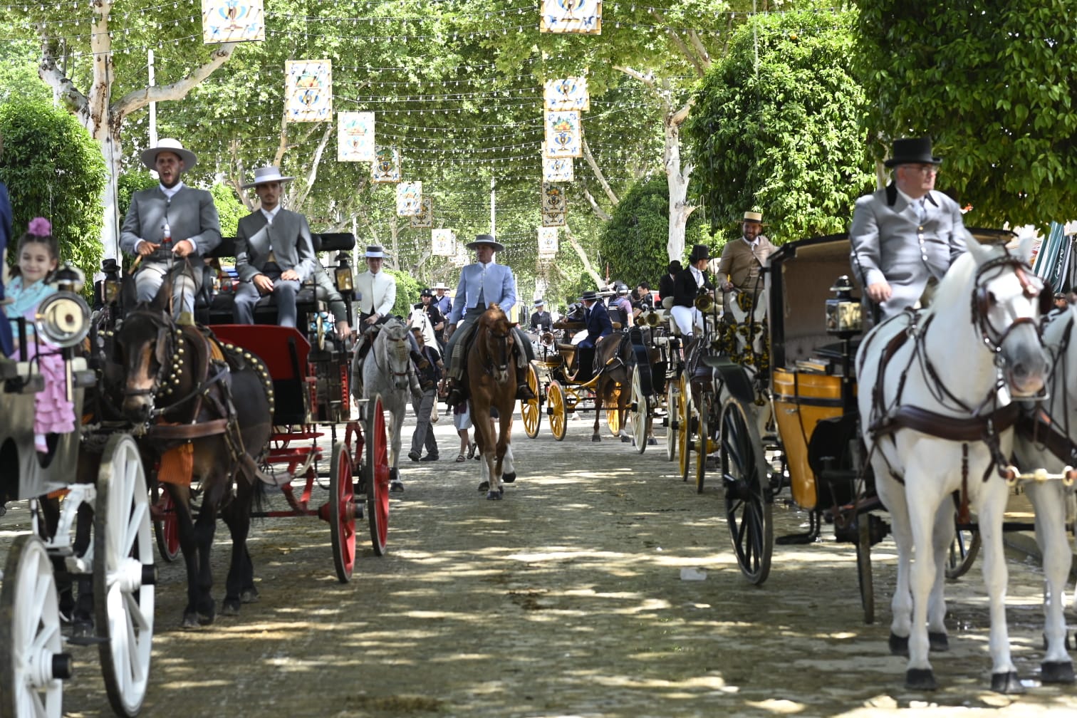 Gran ambiente en las calles del real este jueves de Feria 