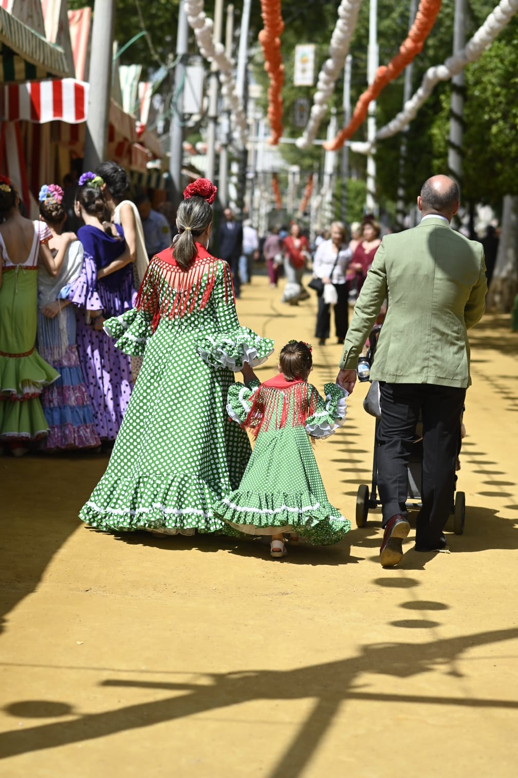 Gran ambiente en las calles del real este jueves de Feria 