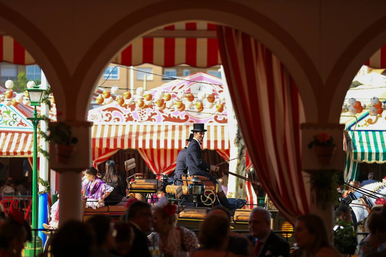 Gran ambiente en las calles del real este jueves de Feria 