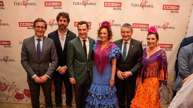 Juanma Moreno, flaqueado por la secretaria general de CC.OO en Andalucía, Nuria López, y el secretario general del sindicato en Sevilla, Carlos Aristu