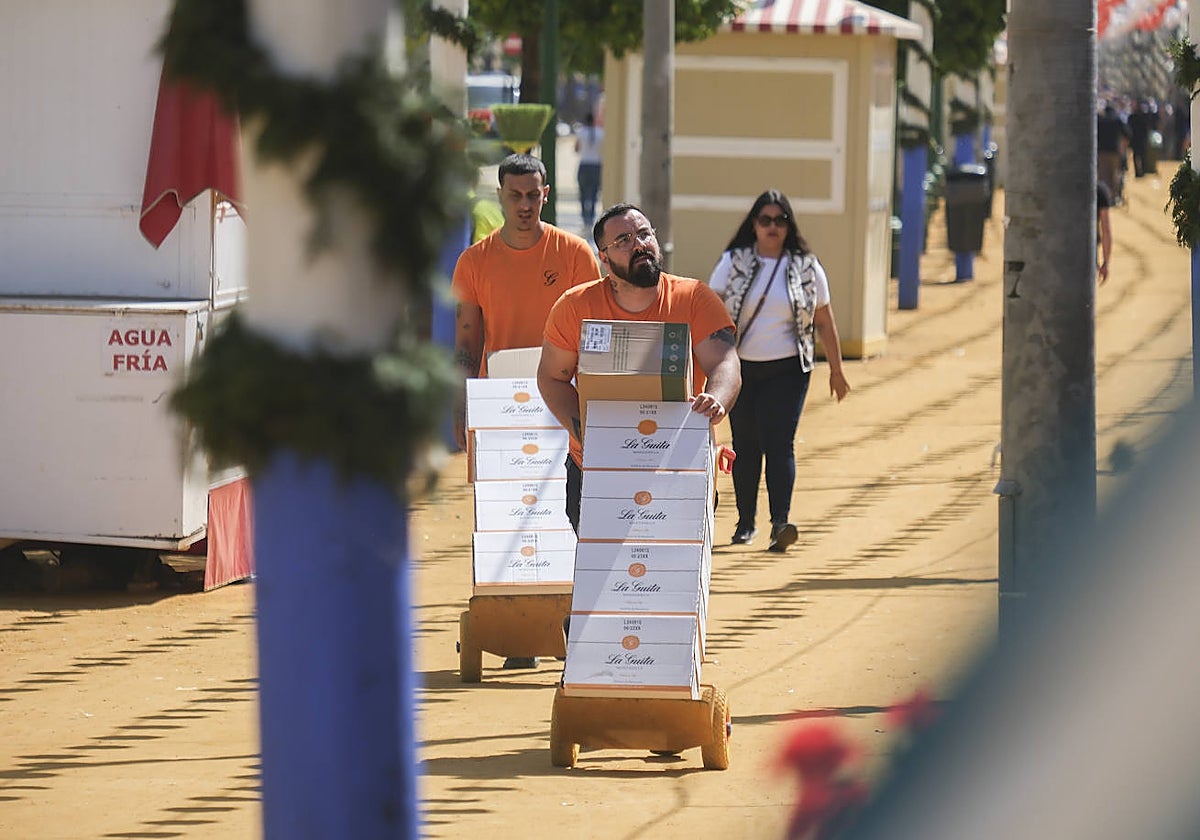 Repartidores de manzanilla por el real de la Feria de Abril de Sevilla