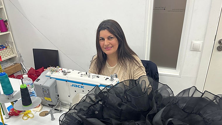 La uruguaya Susana Sánchez cosiendo uno de sus diseños de traje de flamenca en su atelier