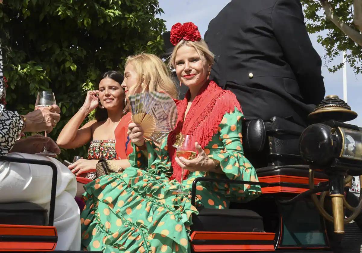 Eugenia Martínez de Irujo con su hija Cayetana en la Feria de Abril