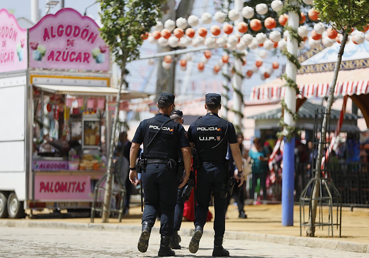 Varios policías en la Feria de Abril