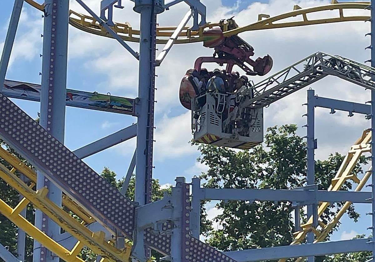 Los bomberos rescatando a algunas de las víctimas atrapadas