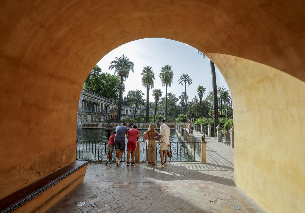 Turistas en el Real Alcázar de Sevilla