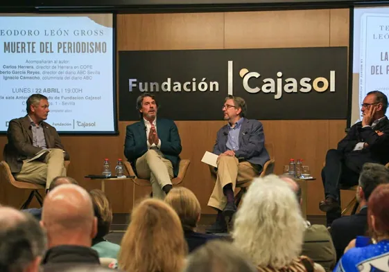 Alberto García Reyes, Teodoro León Gross, Ignacio Camacho y Carlos Herrera, durante la presentación de 'La muerte del periodismo'