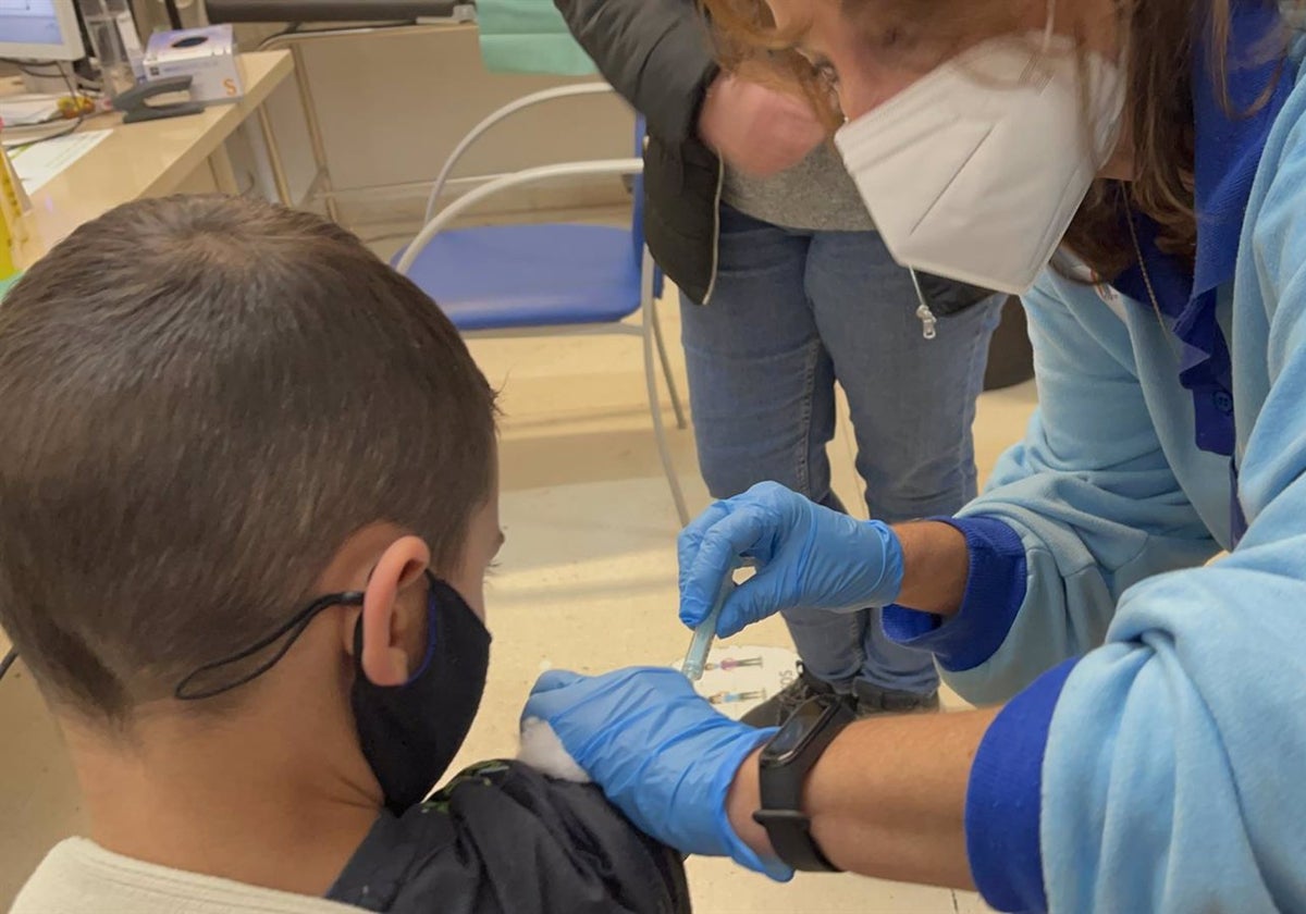 Imagen de la vacunación de un niño en Andalucía