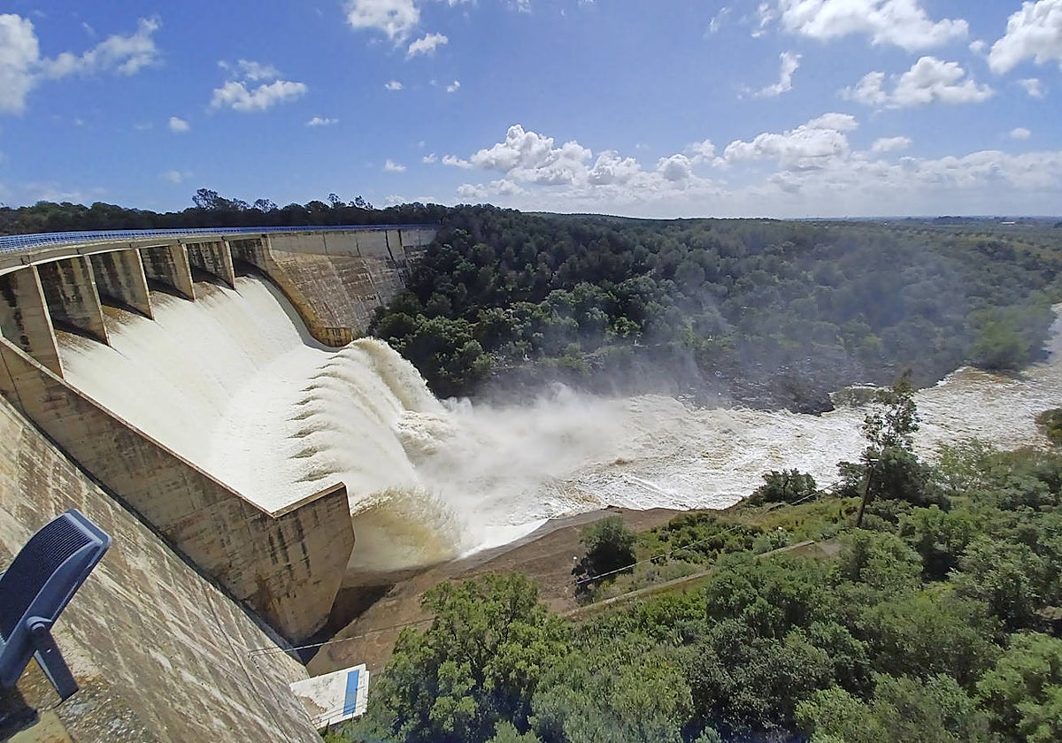 Embalse de El Gergal, en la localidad sevillana de Guillena, desembalsando agua el pasado 1 de abril