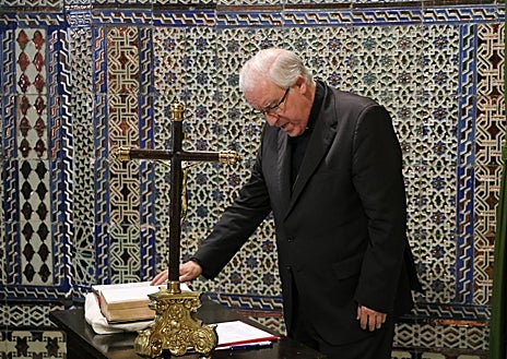 Imagen secundaria 1 - Dos operarios han retirado la lápida y extraído el féretro junto con algunos papeles que estaban en la tumba. Previamente, el arzobispo y el resto de miembros presentes han hecho el juramento