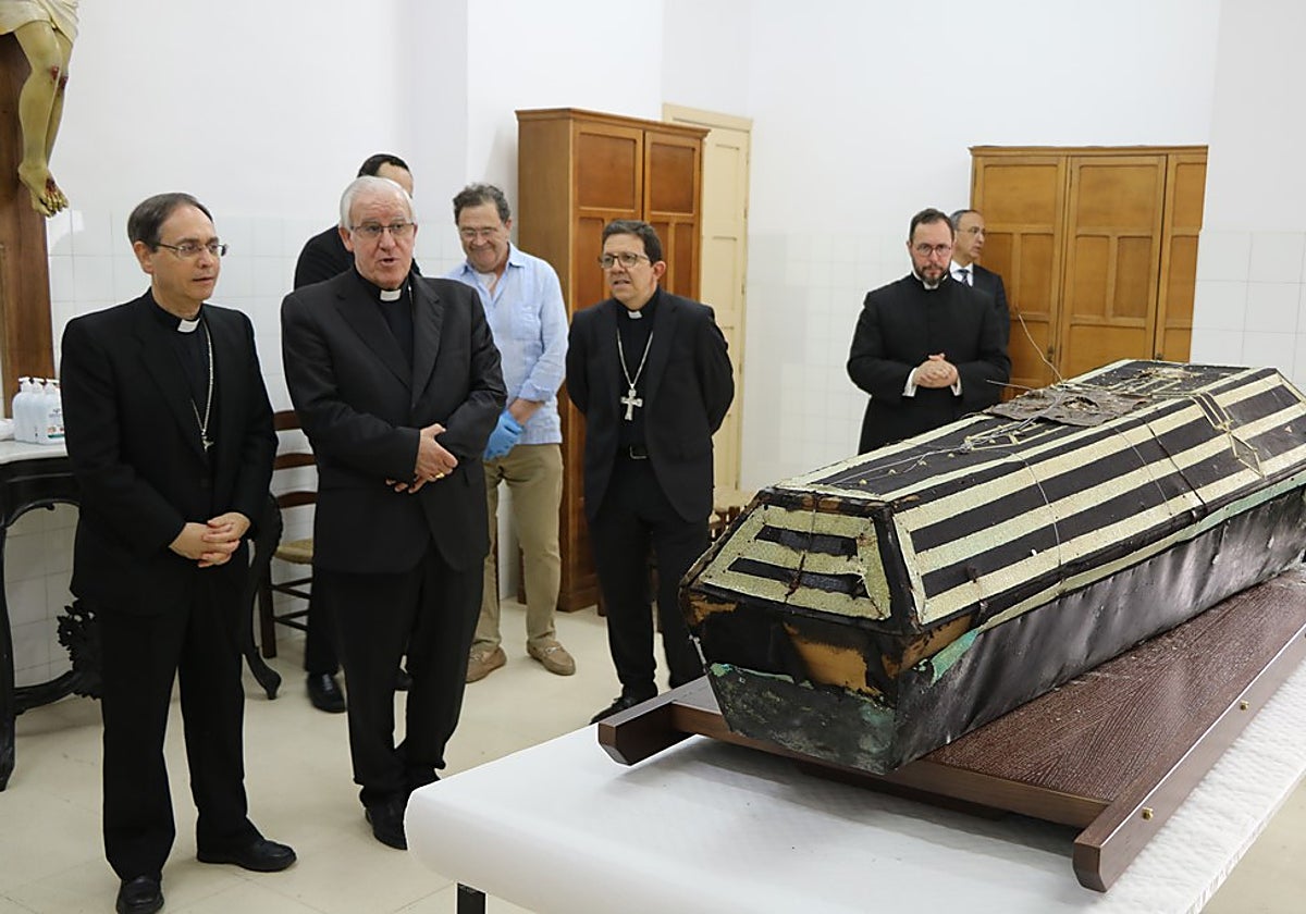 El arzobispo y los obispos auxiliares, junto a miembros de la curia y forenses, ante el féretro del padre Torres Padilla