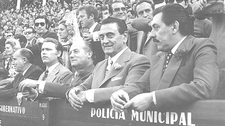 El general Embrioni, alcalde de Buenos Aires, en los toros