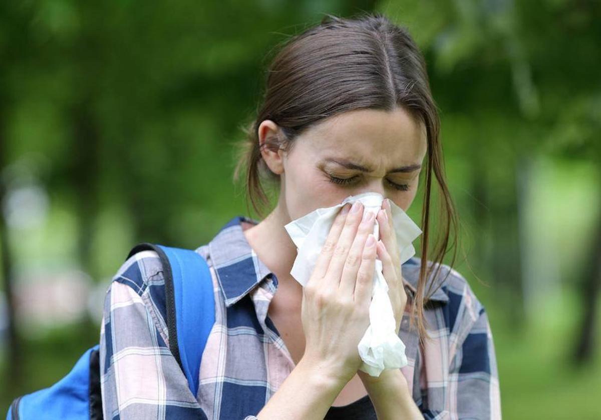 Una mujer afectada por la alergia