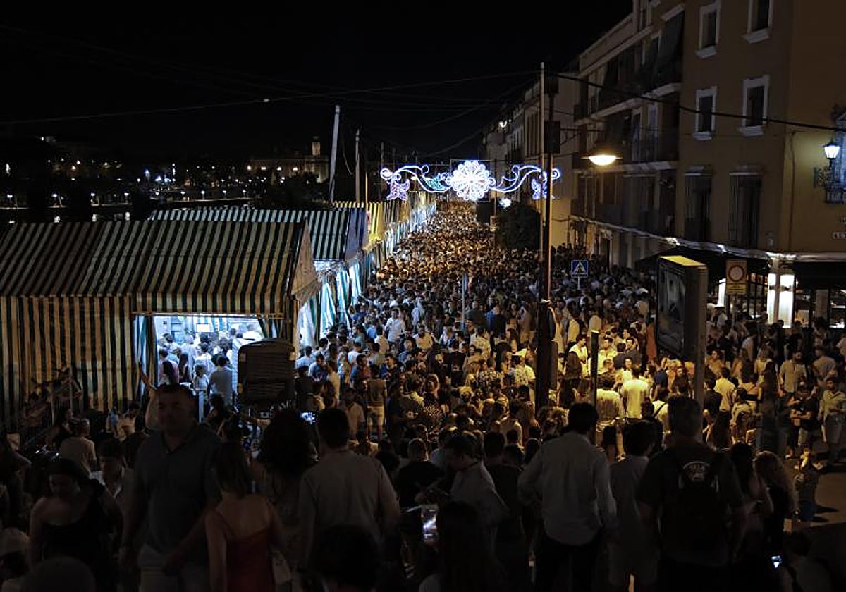 Ambiente en la calle Betis durante la Velá de Santa Ana