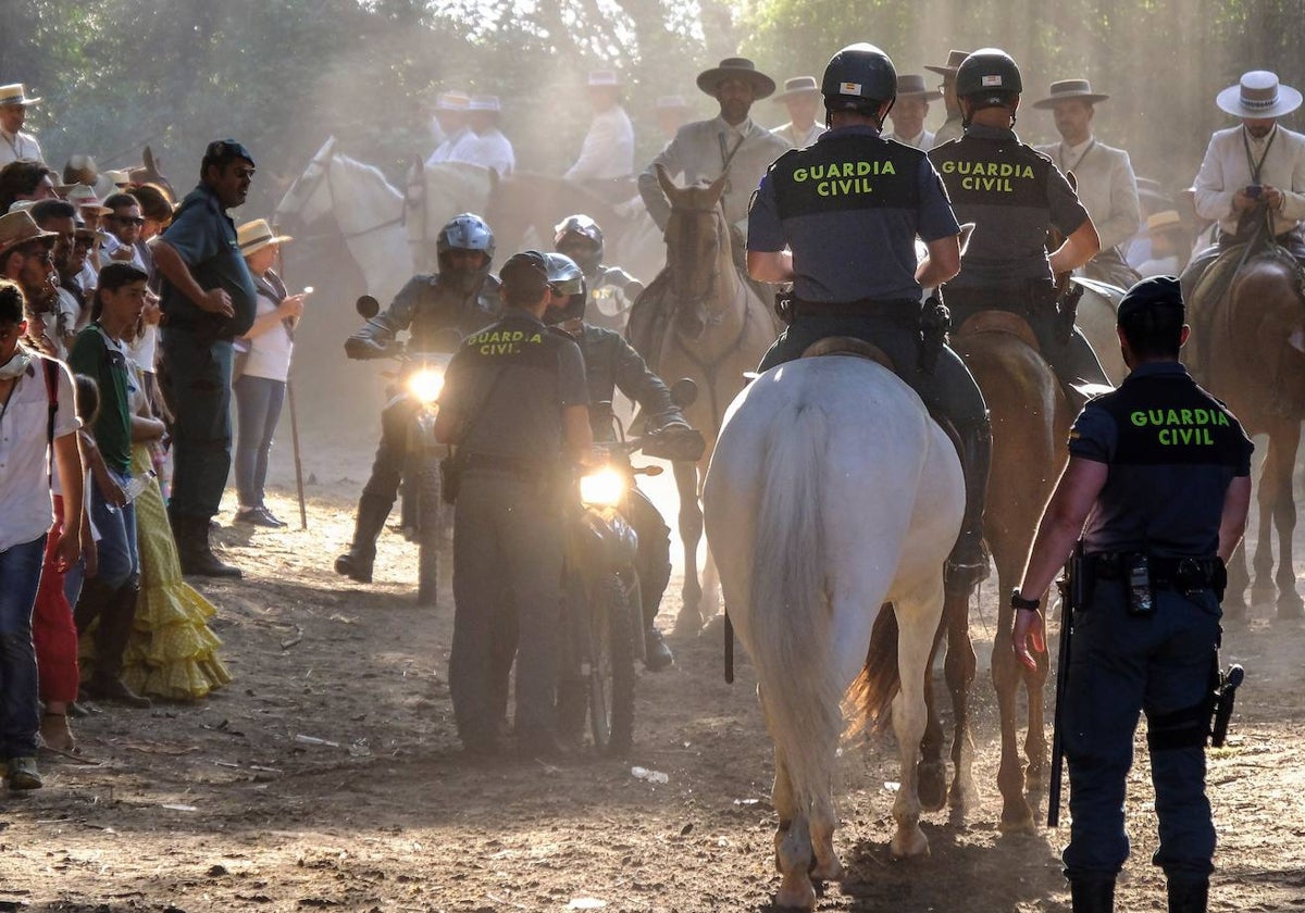 Agentes de la Guardia Civil en El Rocío