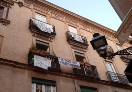 Porno, paseos desnuda y boicot en redes: la guerra de una vecina de Sevilla a un bar en Santa Cruz