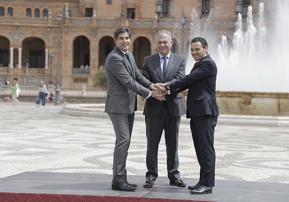 Ángel Haro y José María del Nido Carrasco, presidentes de Betis y Sevilla, flanquean al alcalde de Sevilla, José Luis Sanz