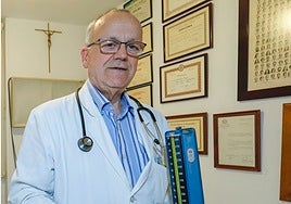 «En mi consulta tengo un gran crucifijo y mis pacientes musulmanes nunca me han dicho nada. Pero si alguien me dijera algo, ahí tiene la puerta»